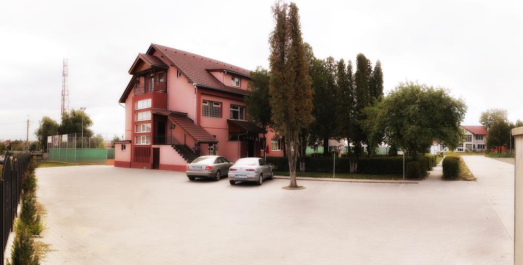 Hotel Pamira Σίμπιου Εξωτερικό φωτογραφία