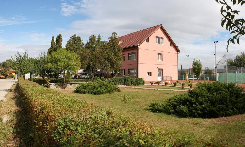 Hotel Pamira Σίμπιου Εξωτερικό φωτογραφία