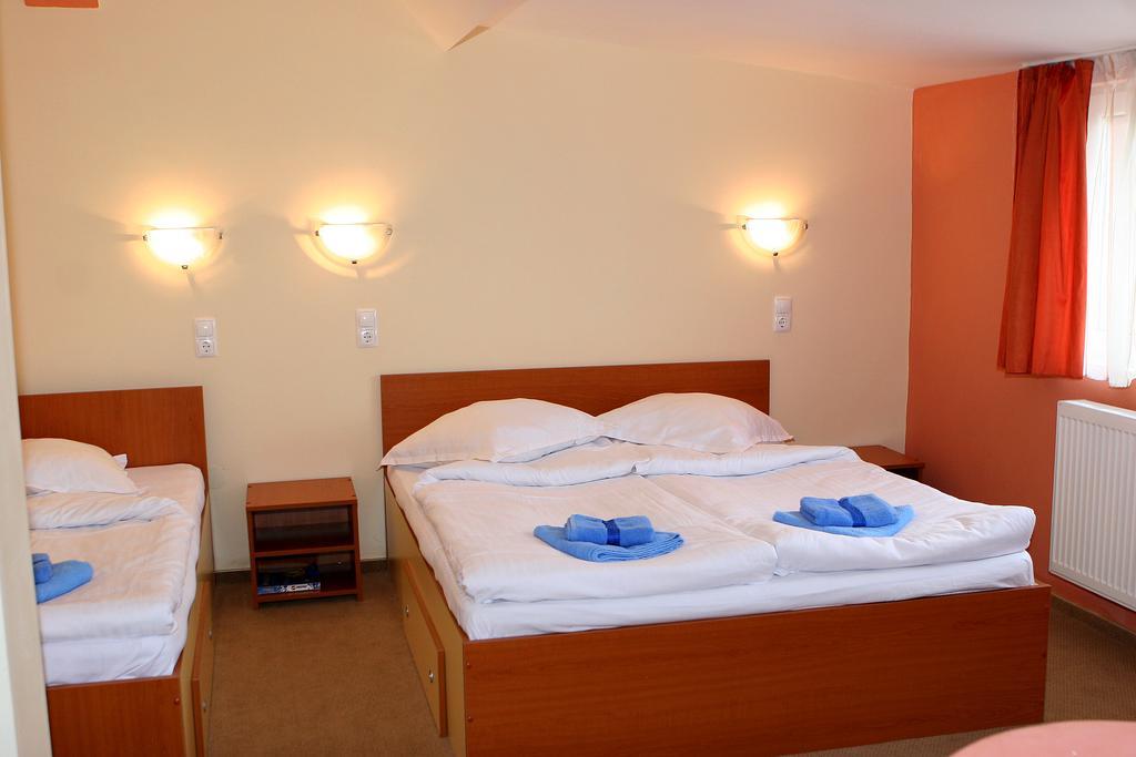 Hotel Pamira Σίμπιου Δωμάτιο φωτογραφία
